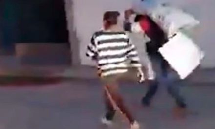 Soy ratero: Exhiben a ladrón que robó costal de chiles poblanos; lo hacen desfilar por las calles