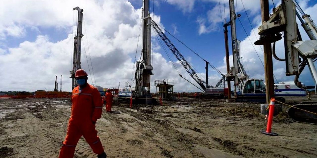 En diciembre saldrá el primer barril de la refinería Dos Bocas: Obrador