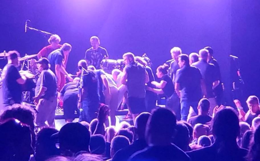 Carlos Santana se desvanece durante concierto en Michigan
