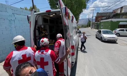 Adulto mayor cae de dos metros en Saltillo; subía garrafón y perdió el piso