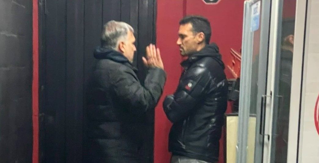 Tata Martino ‘se olvida’ que dirige a México y es captado con el técnico de Argentina