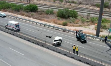 Saltillo: Choca contra un taxi descompuesto en La Encantada