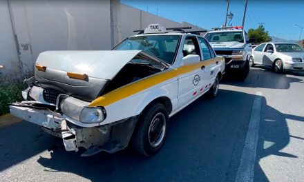 Saltillo: Taxista no alcanza a frenar y choca por alcance en LEA