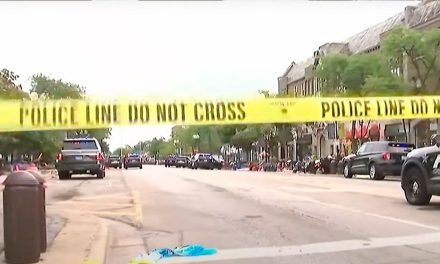 Asesino de Illinois sigue libre, policía pide refugiarse en hogares