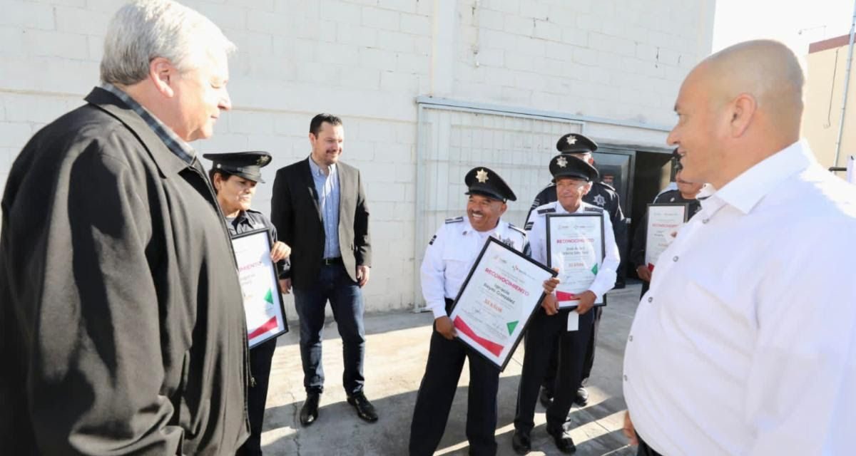 Reconoce Chema a policías saltillenses por trayectoria