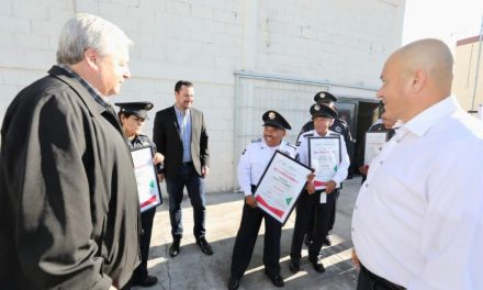 Reconoce Chema a policías saltillenses por trayectoria