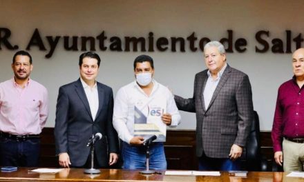 Chema Fraustro entrega de escrituras en Saltillo