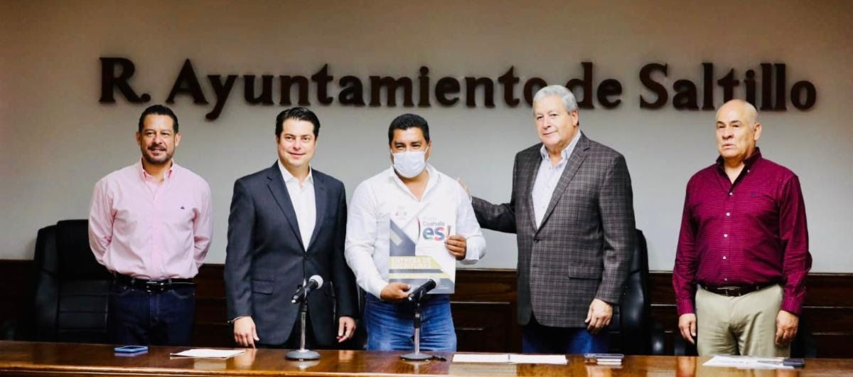 Chema Fraustro entrega de escrituras en Saltillo