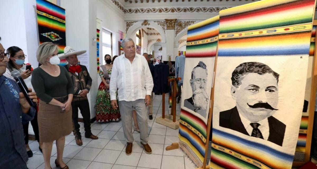 Inaugura alcalde exposición Sarape y Rebozo en Saltillo