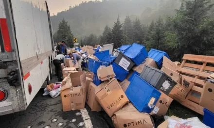 Aprovechan volcadura: hacen rapiña de ropa en la carretera México-Toluca