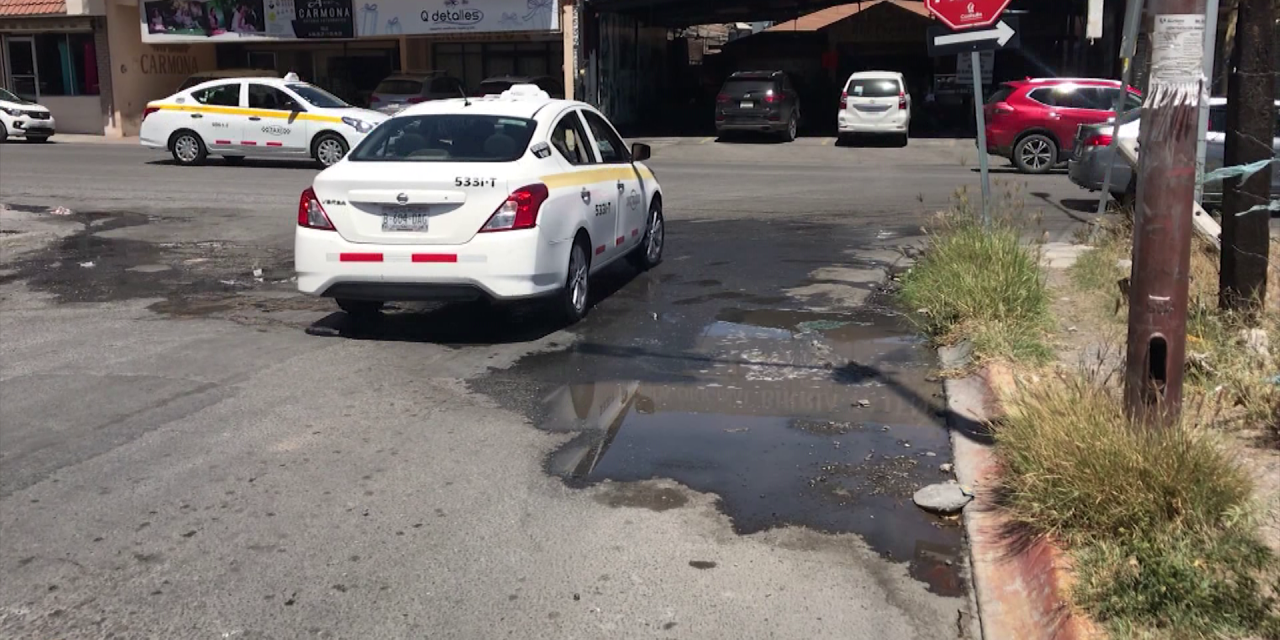 Negocio de tacos desperdicia agua en Saltillo