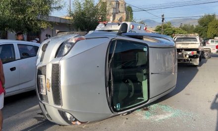 Mujer choca un auto estacionado y vuelca en Saltillo