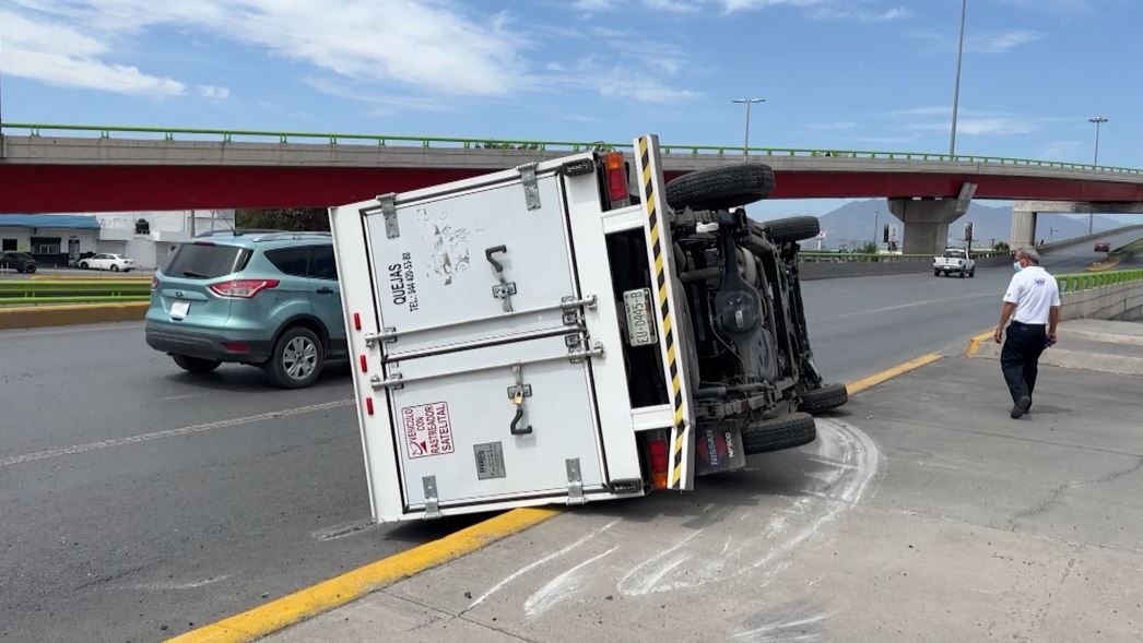 Saltillo: Vuelca en distribuidor vial El Sarape por falla en neumático