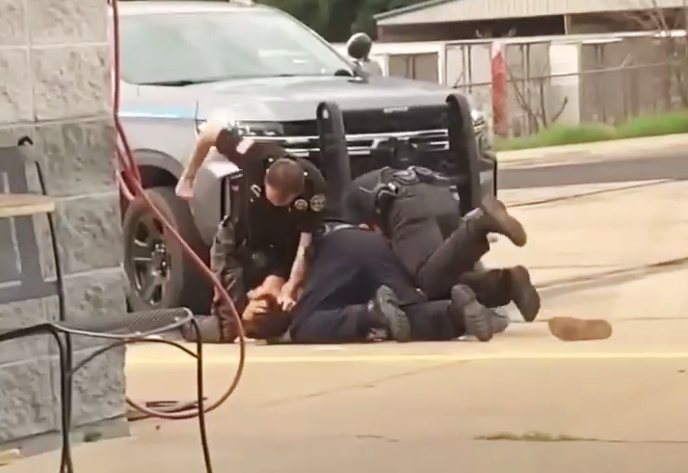 Suspenden a tres policías por dar brutal golpiza a hombre en Estados Unidos (video)