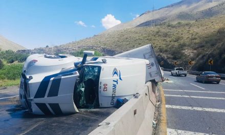 De nueva cuenta se vuelca otro tráiler en Los Chorros