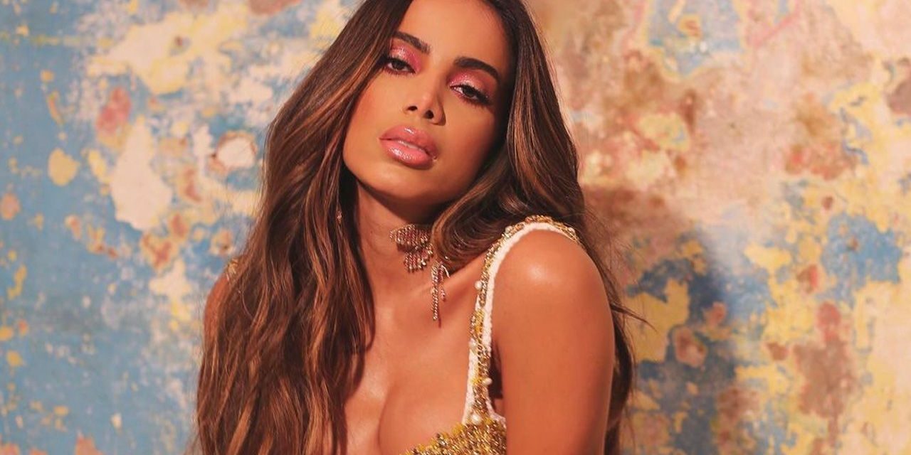 Deslumbra Anitta en la alfombra negra de los MTV VMAs