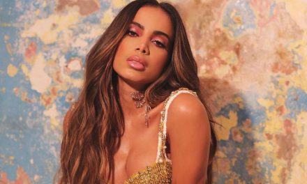 Deslumbra Anitta en la alfombra negra de los MTV VMAs