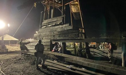 Siguen labores; hay medios para rescatar a mineros