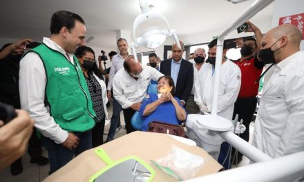 Manolo Jiménez lleva prótesis dentales a región Centro