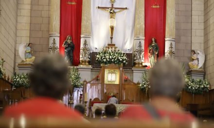 Festejan fieles creyentes al Santo Cristo en Saltillo