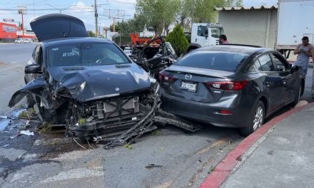 Destruye su lujosa camioneta Mercedes-Benz al protagonizar un aparatoso choque en Saltillo