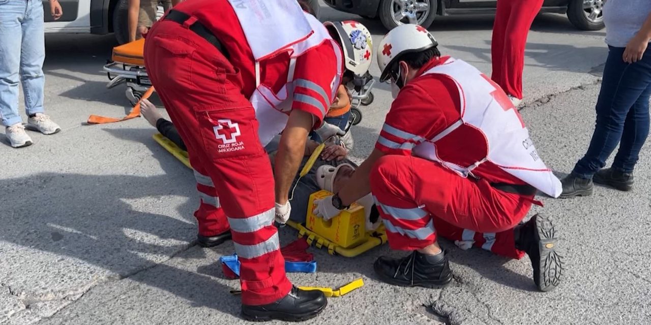 Motociclista salió disparado, brincó camellón y se golpeó contra dos autos en Saltillo
