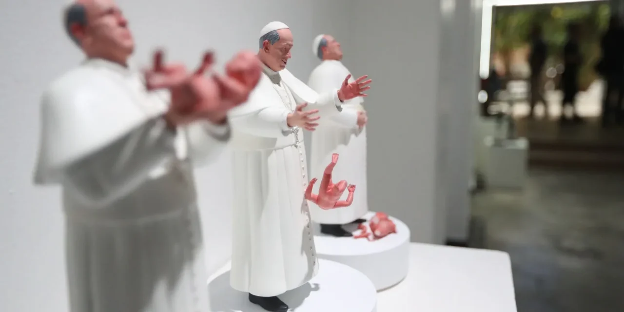 Escultura del papa Francisco dejando caer a bebé causa polémica en México