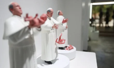 Escultura del papa Francisco dejando caer a bebé causa polémica en México
