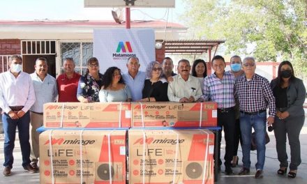 Alcalde entrega apoyos a escuelas de Torreón