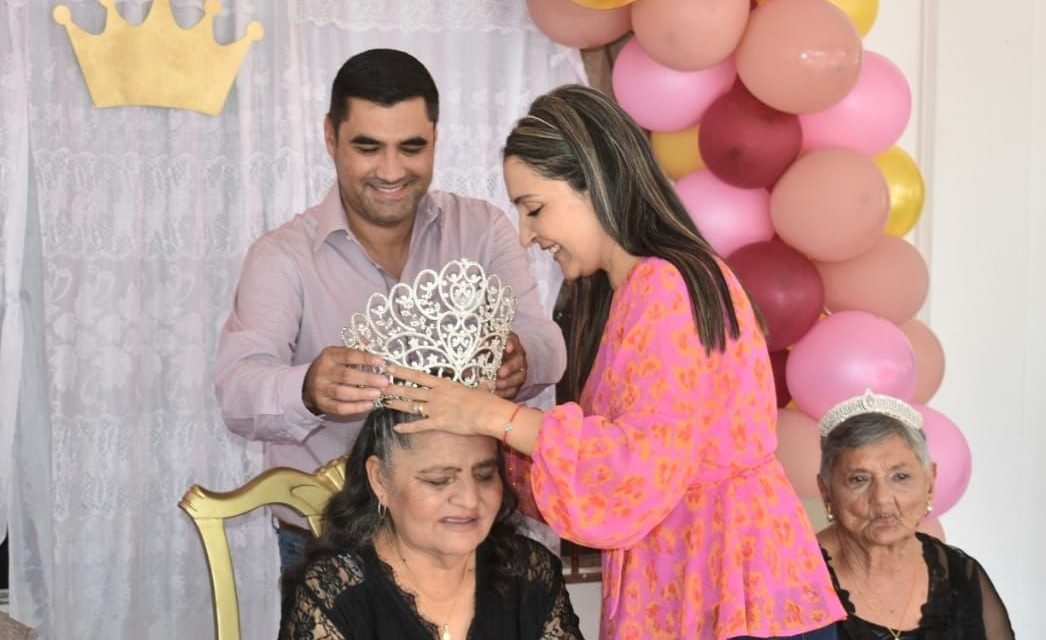 Coronan a Paty en asilo de Torreón como la reina de las personas adultas mayores