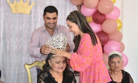 Coronan a Paty en asilo de Torreón como la reina de las personas adultas mayores