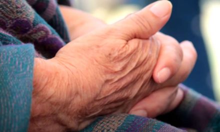 Encapuchados amarran y golpean a pareja de abuelitos para robarles 5 millones de pesos en Puebla
