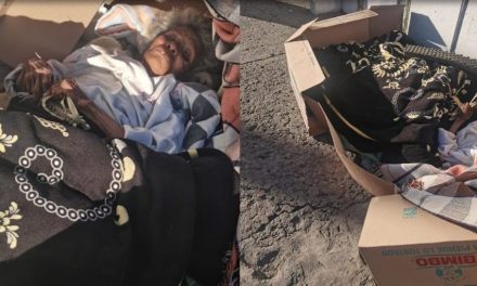 Familia desalmada abandona a una abuelita entre cajas de cartón en plena calle
