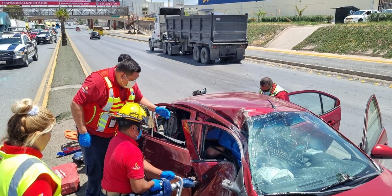 Quedan atrapados tras accidente múltiple en la Saltillo-Monterrey