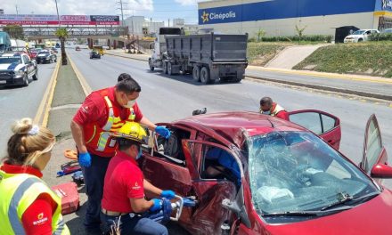Quedan atrapados tras accidente múltiple en la Saltillo-Monterrey