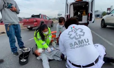 Se le poncha la llanta y joven cae de su moto en Saltillo