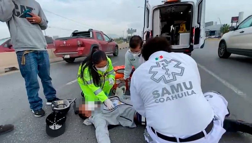 Se le poncha la llanta y joven cae de su moto en Saltillo