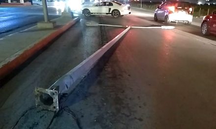 Saltillo: Hombre choca contra luminaria que estaba en el suelo; otro auto la derribó