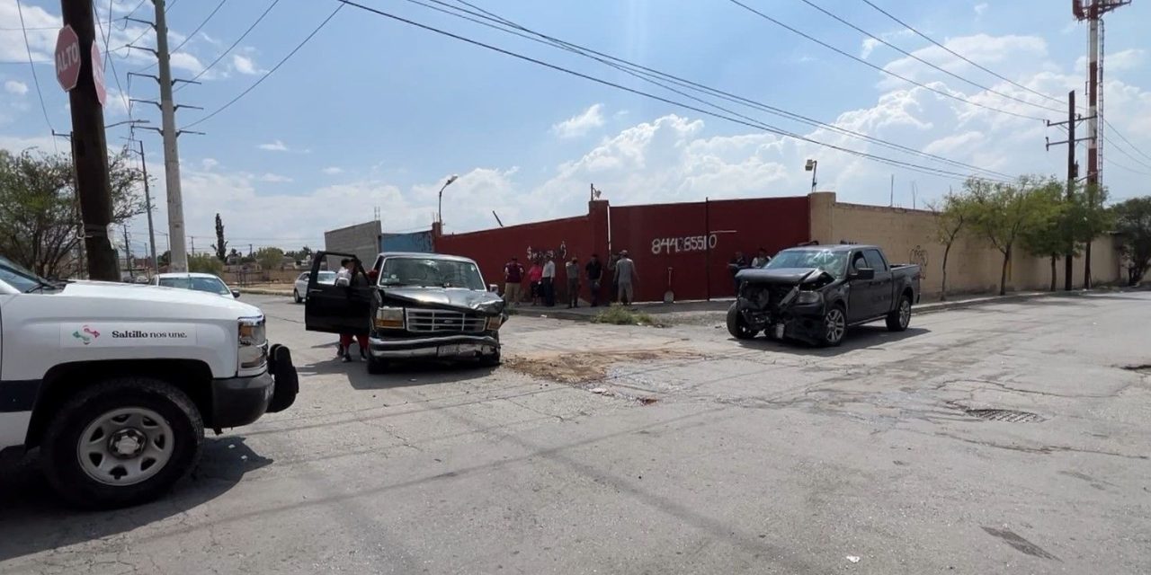 Imprudente destrozó su camioneta en Saltillo al pasarse el alto