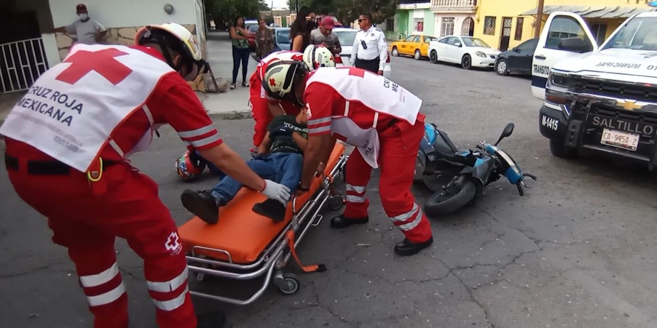 Automovilista no respeta el alto e impacta a motociclista en Saltillo