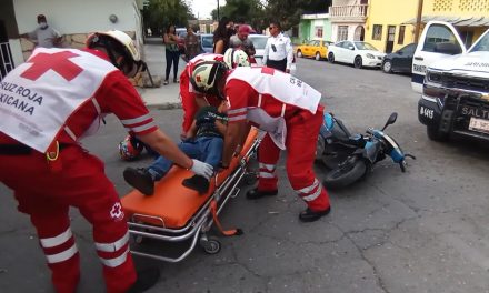 Automovilista no respeta el alto e impacta a motociclista en Saltillo
