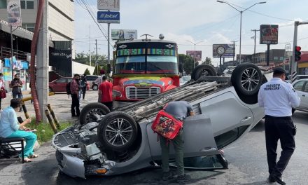 Un Ramos le da un llegue a un carro y lo voltea en Saltillo