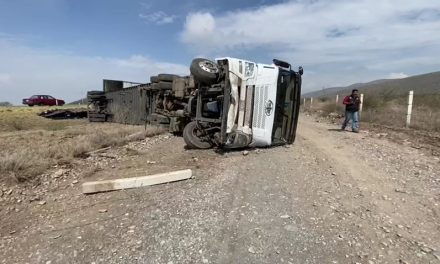 Exceso de velocidad y falla mecánica provocan dos aparatosos accidentes en carretera 57 de Saltillo