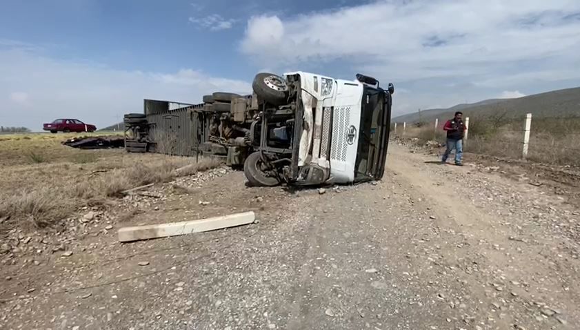 Exceso de velocidad y falla mecánica provocan dos aparatosos accidentes en carretera 57 de Saltillo