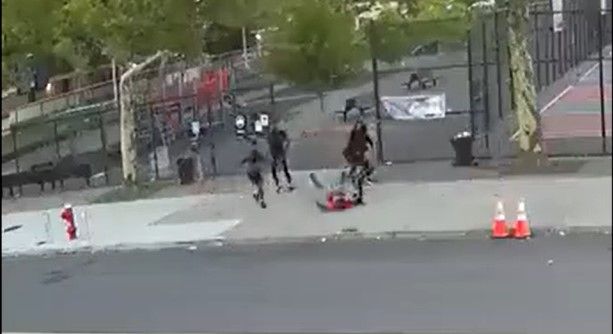 Brutal: Niña de 13 años y sus amigos matan a golpes a un taxista (video)