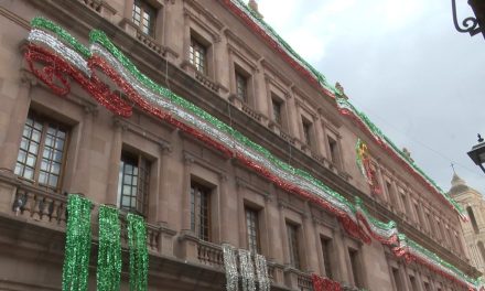 Saltillo: A un mes de la Independencia, colocan adornos patrios en Palacio
