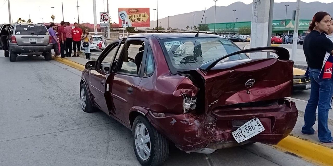 Choque por alcance provocó fuertes daños materiales en Saltillo