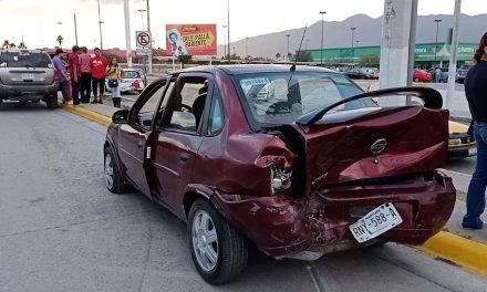 Choque por alcance provocó fuertes daños materiales en Saltillo