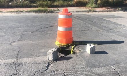 Peligrosa alcantarilla para los conductores en pleno Centro Metropolitano de Saltillo