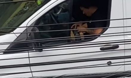 Captan a repartidores de Amazon abriendo paquetes en la CDMX